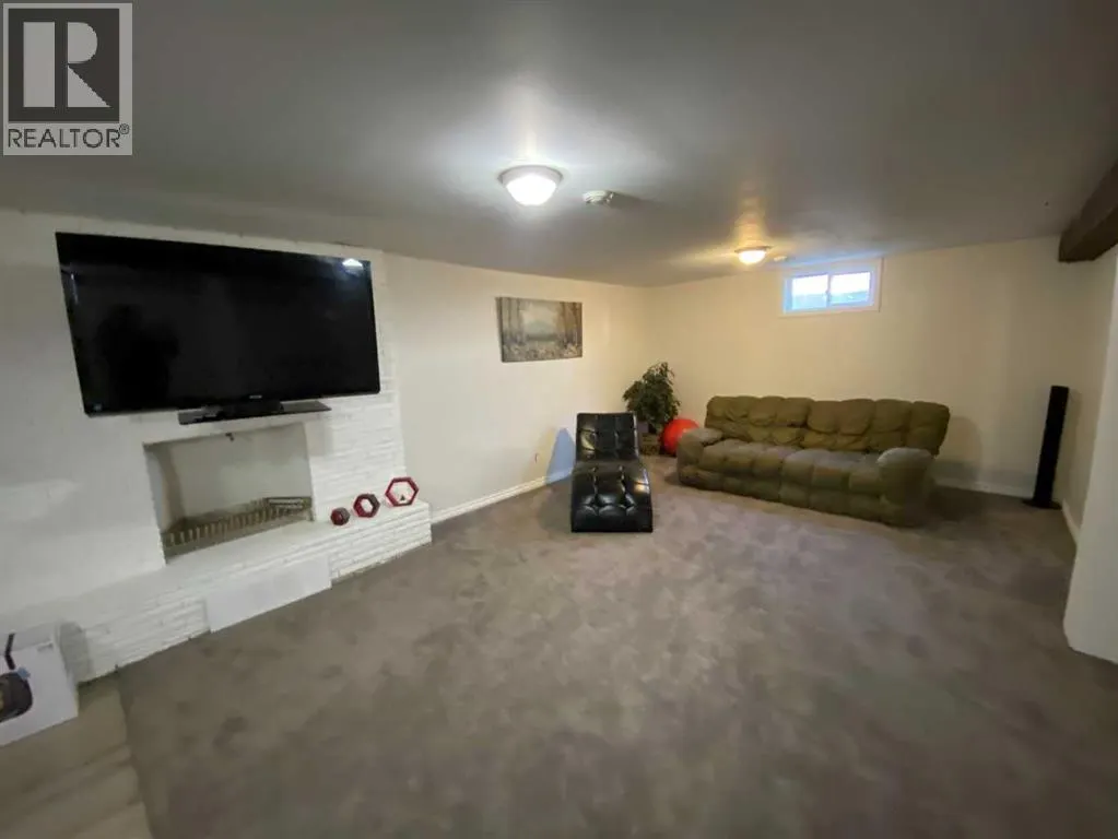 535 2A Avenue W