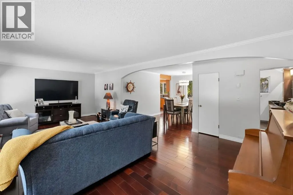 6 College Park Close