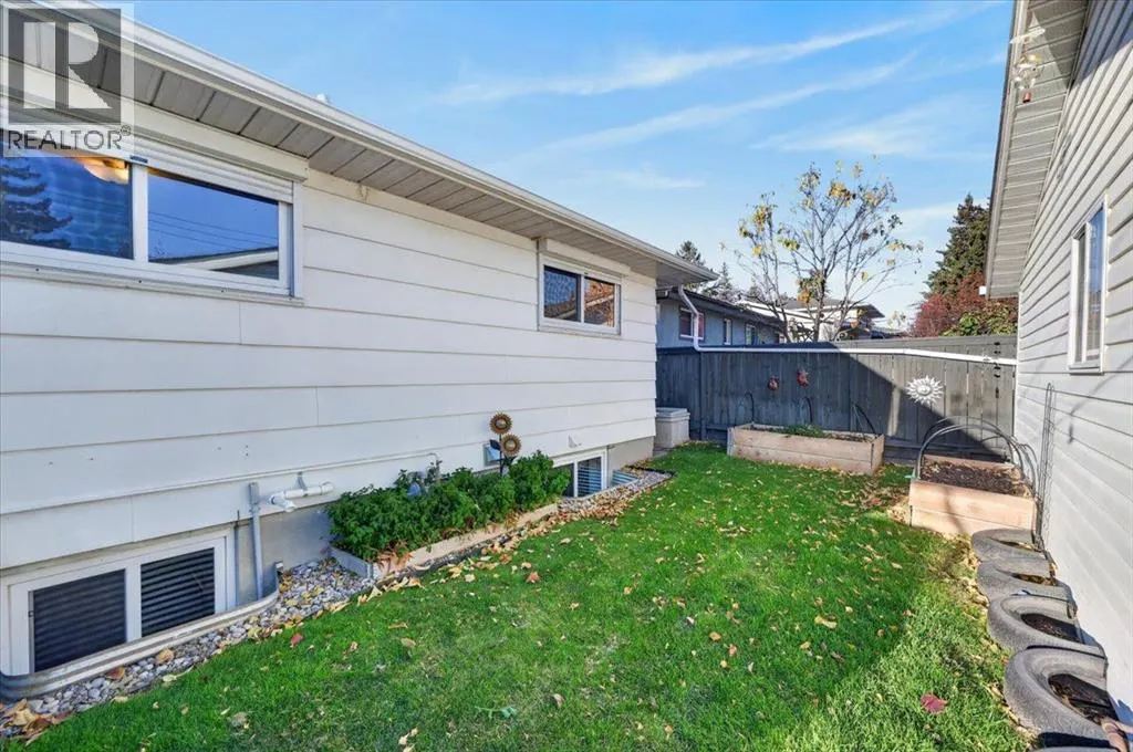 1184 Northmount Drive NW