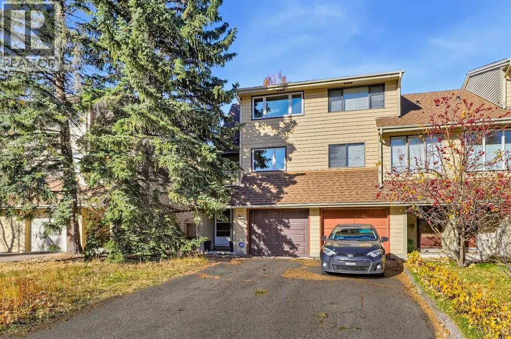 302 Woodvale Crescent SW