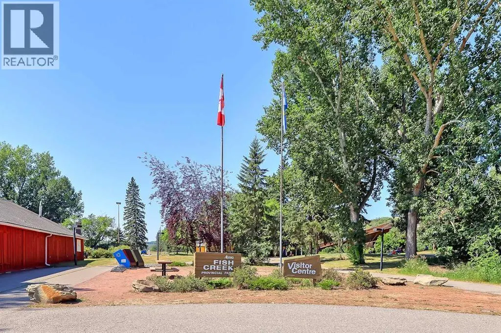 302 Woodvale Crescent SW