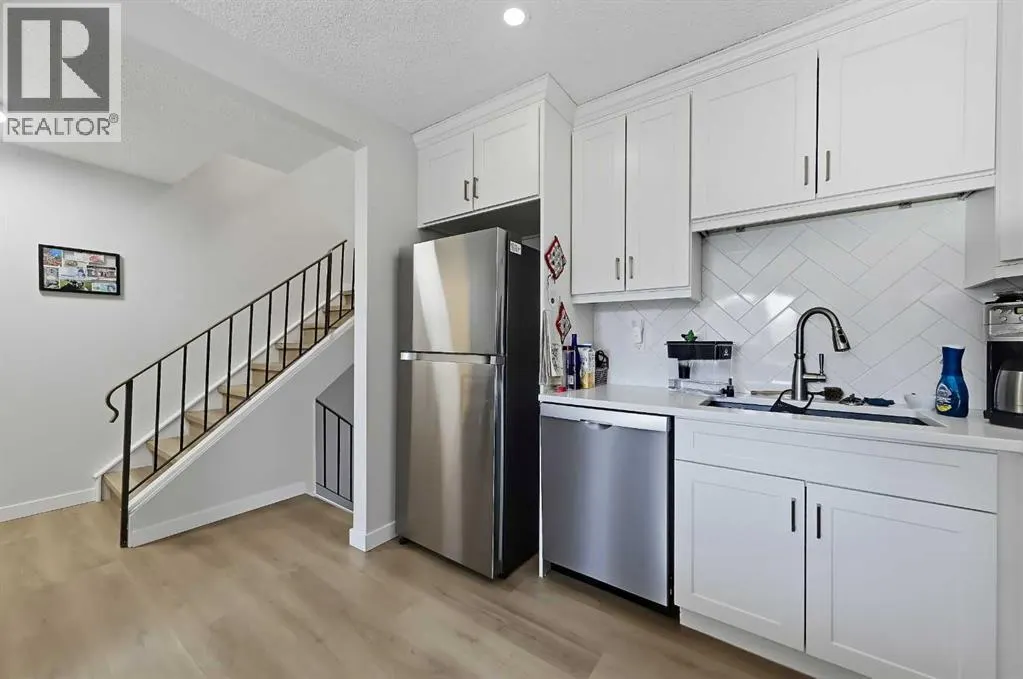 302 Woodvale Crescent SW