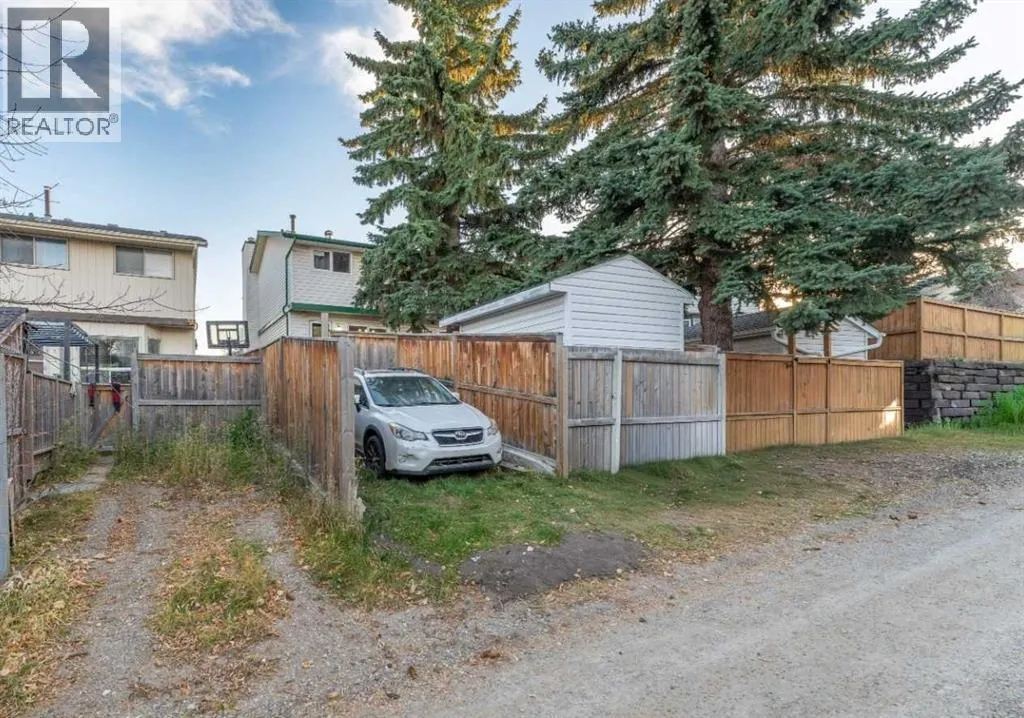 77 Strathcona Crescent SW