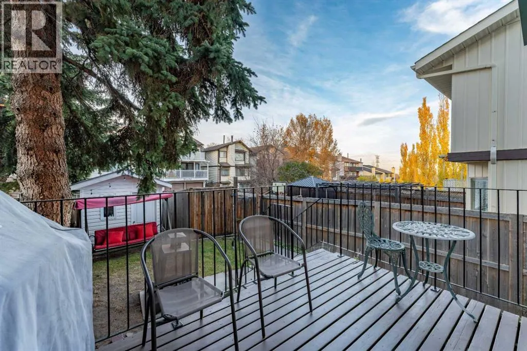 77 Strathcona Crescent SW
