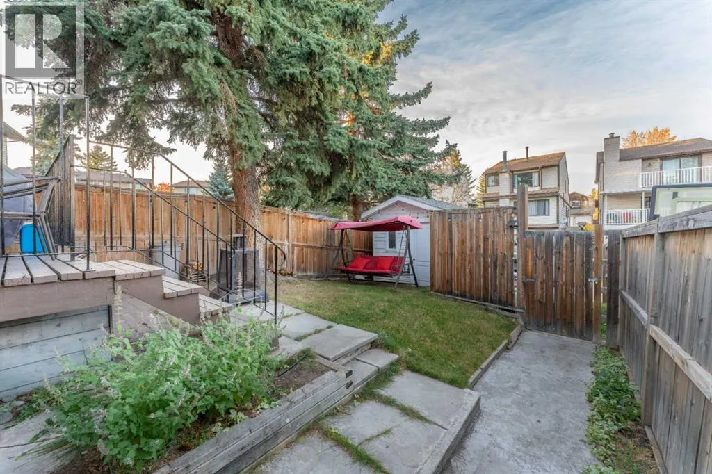 77 Strathcona Crescent SW