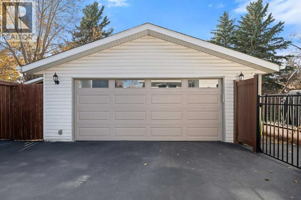 111 Lynnview Crescent SE