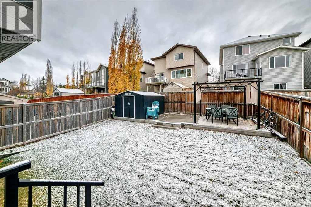 200 Panora Close NW