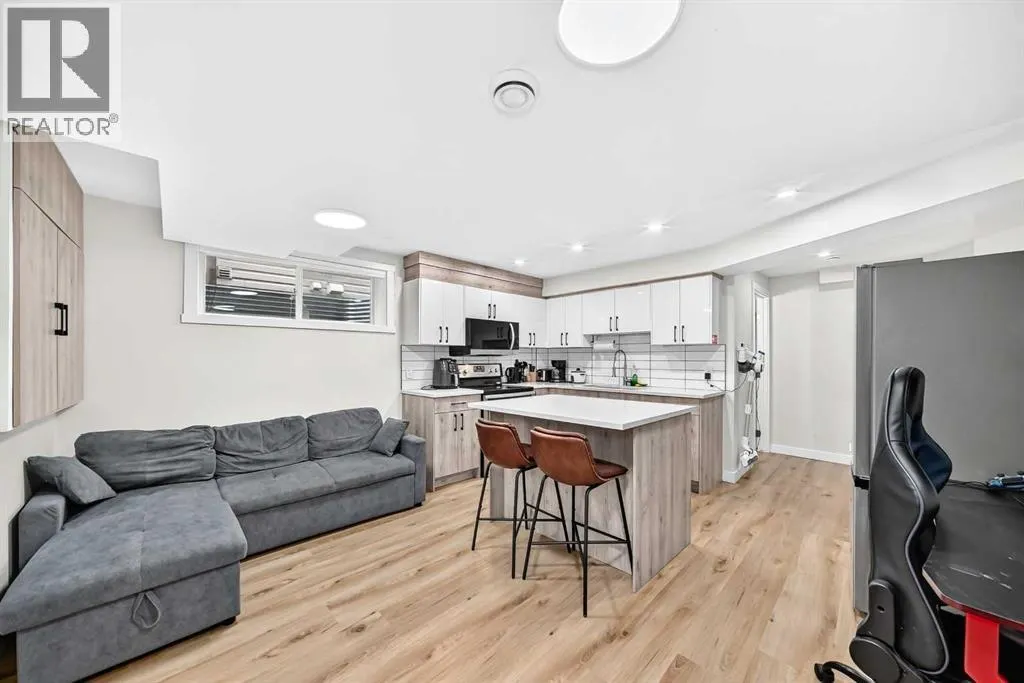 200 Panora Close NW