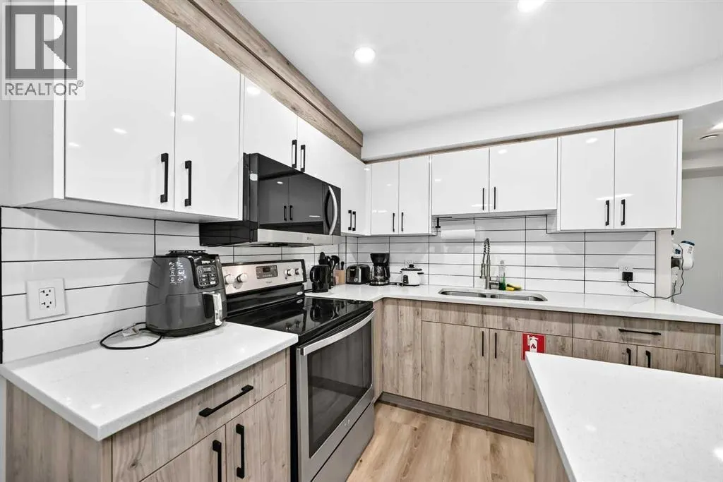 200 Panora Close NW