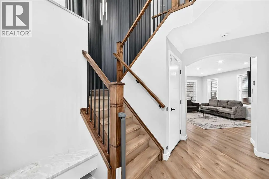 200 Panora Close NW
