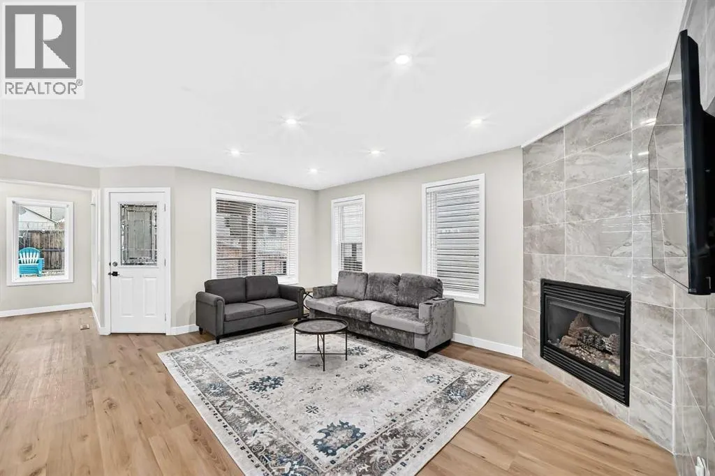 200 Panora Close NW