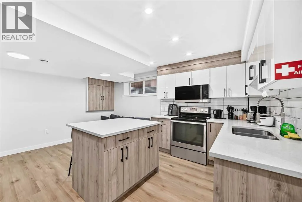 200 Panora Close NW