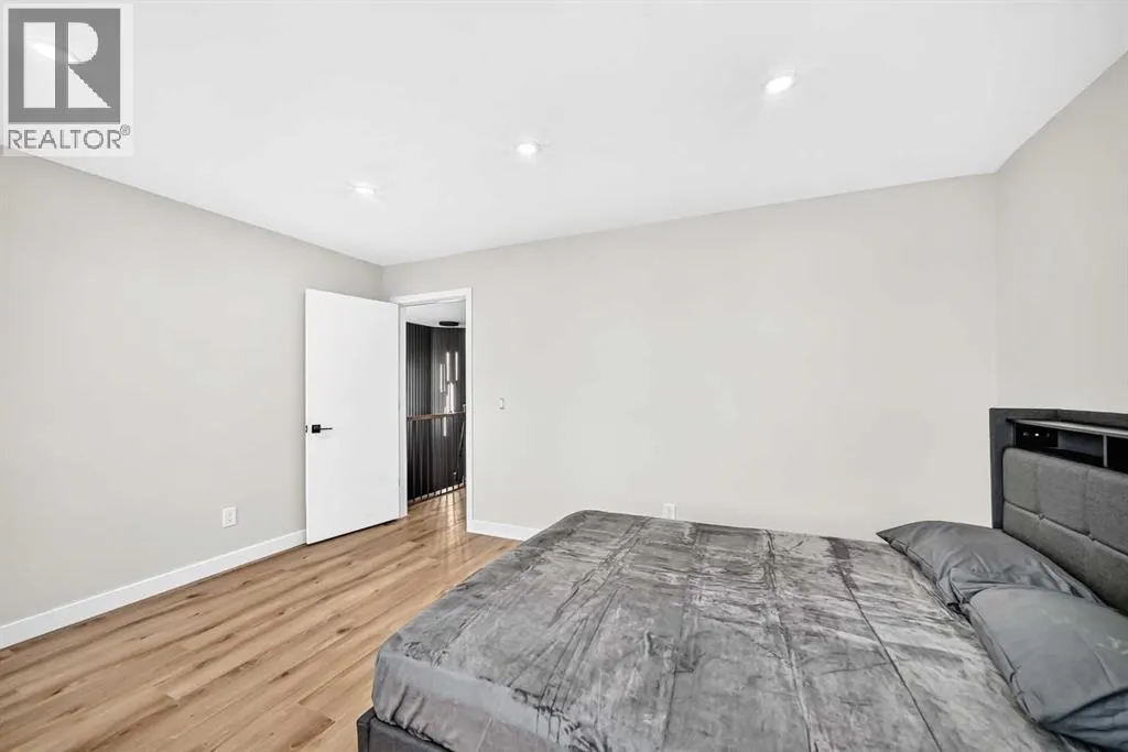 200 Panora Close NW