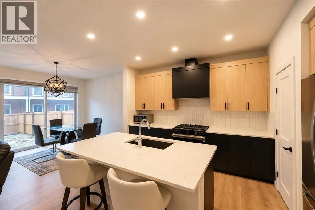 275 Corner Glen Crescent NE