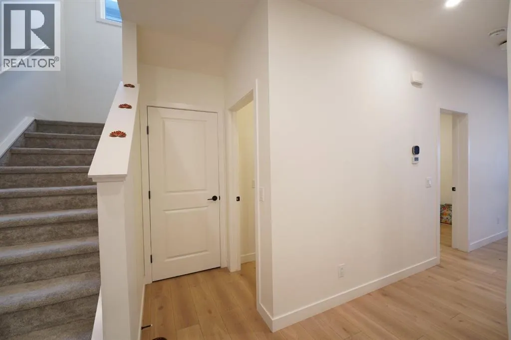 275 Corner Glen Crescent NE