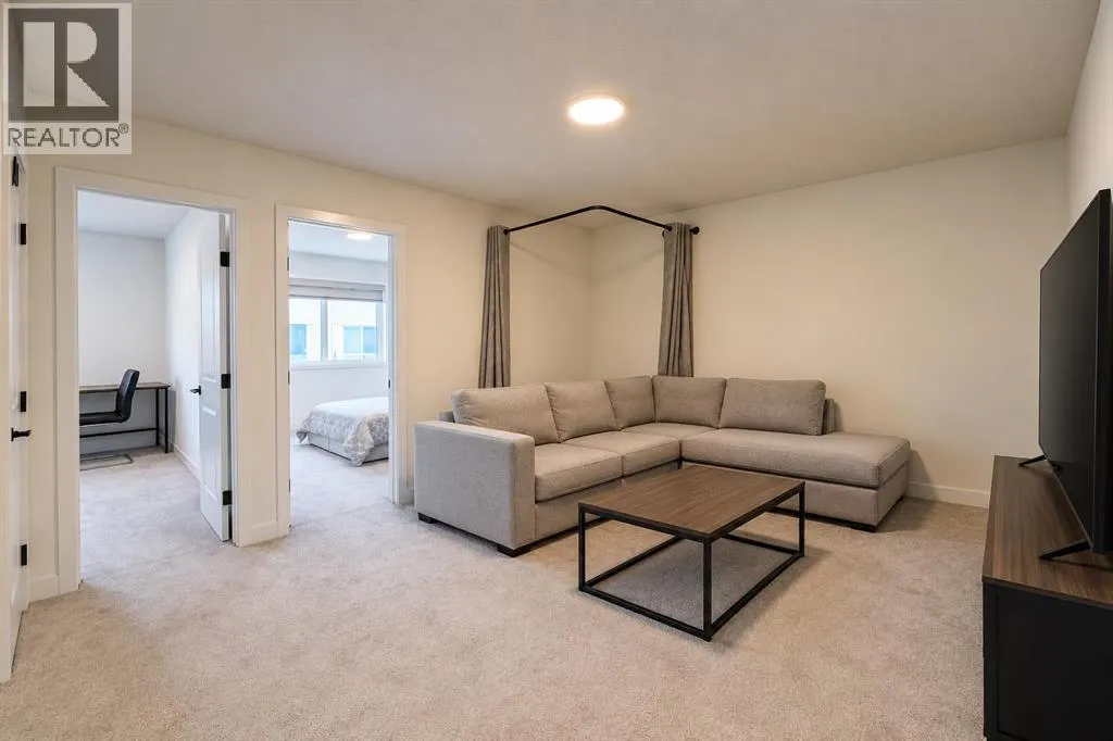 275 Corner Glen Crescent NE