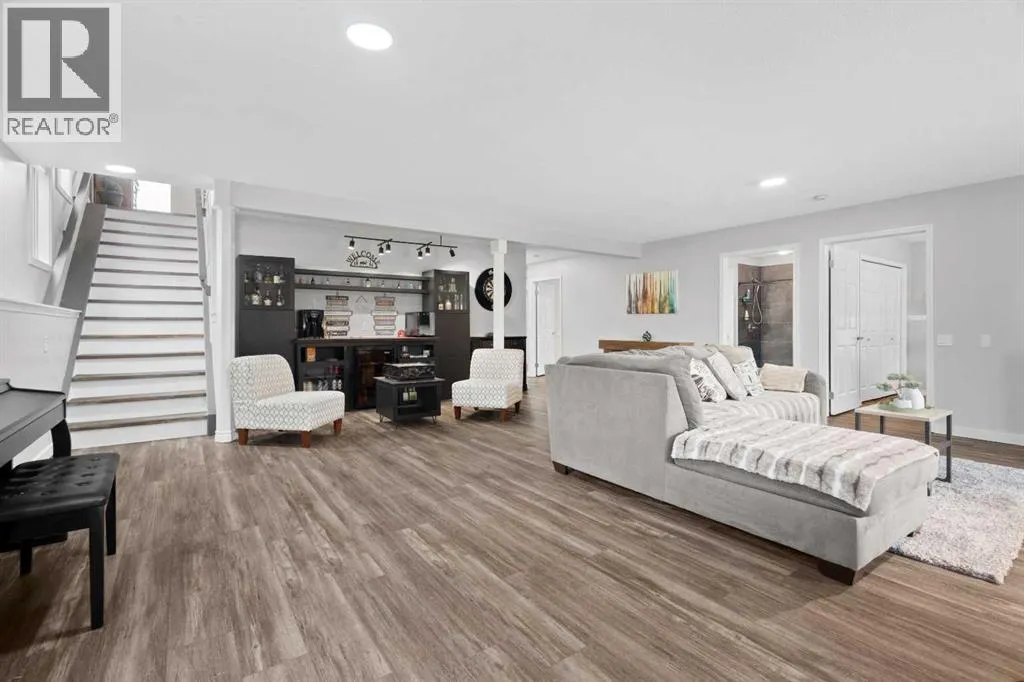 411 Lineham Acres Bay NW
