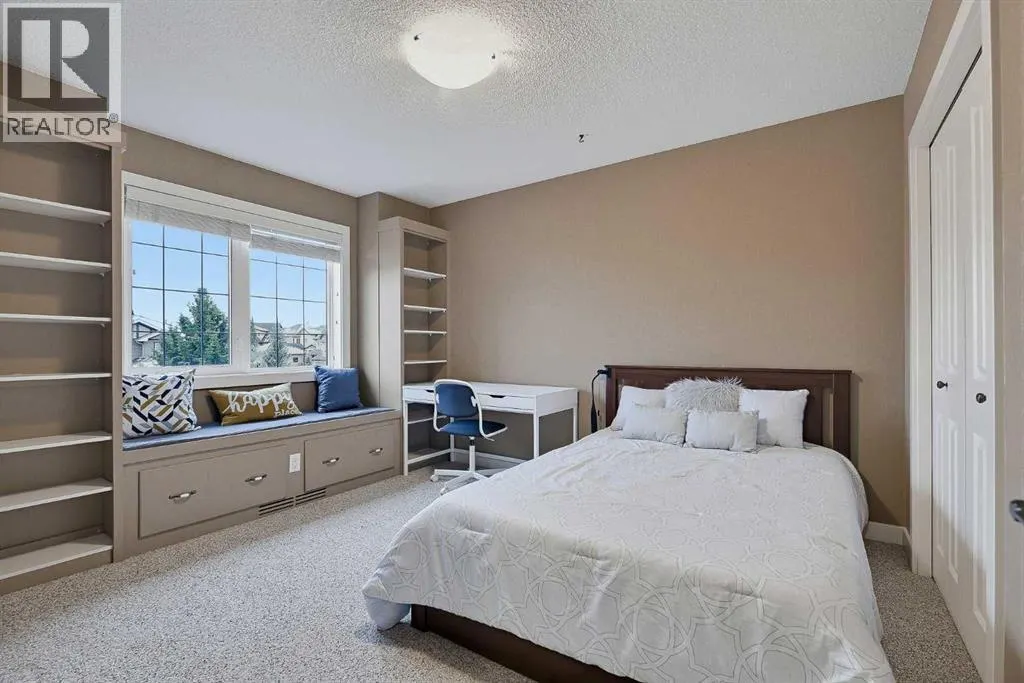 36 Evergreen Square SW