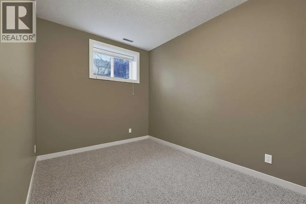 36 Evergreen Square SW
