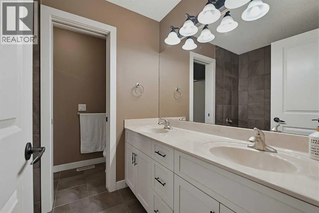 36 Evergreen Square SW