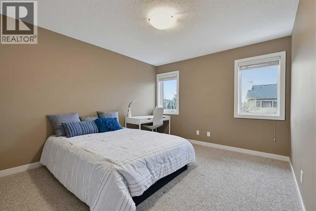 36 Evergreen Square SW
