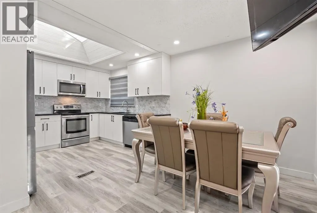 259 Manora Crescent NE
