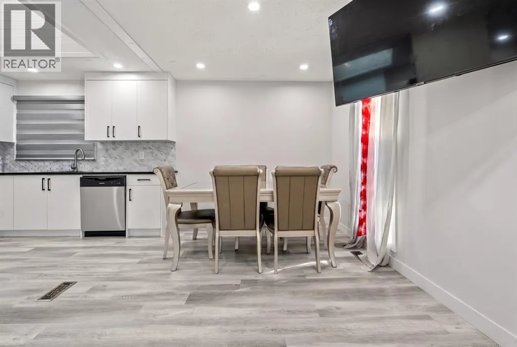 259 Manora Crescent NE