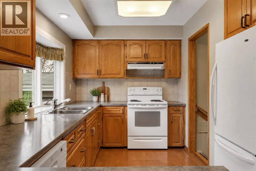 616 Hunts Crescent NW