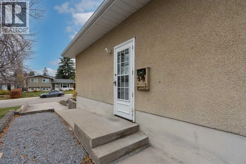 616 Hunts Crescent NW