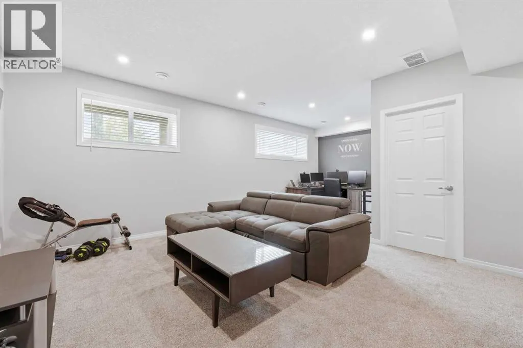 102 Yorkville Green SW
