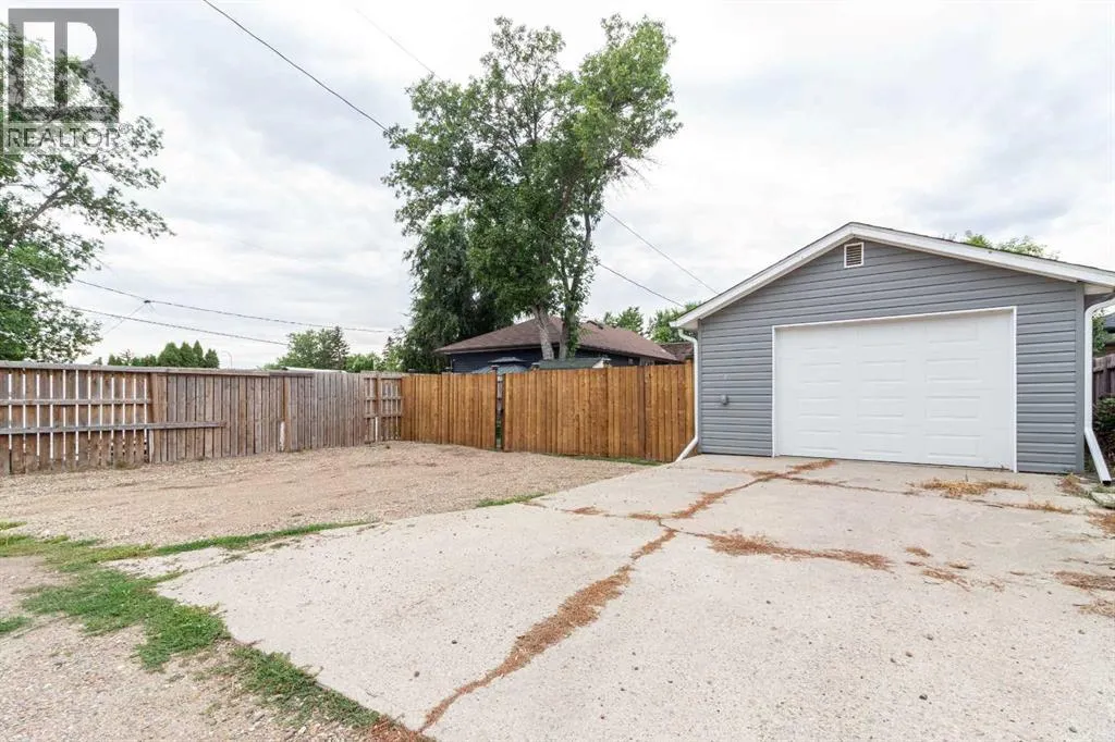 1005 Bullivant Crescent SW