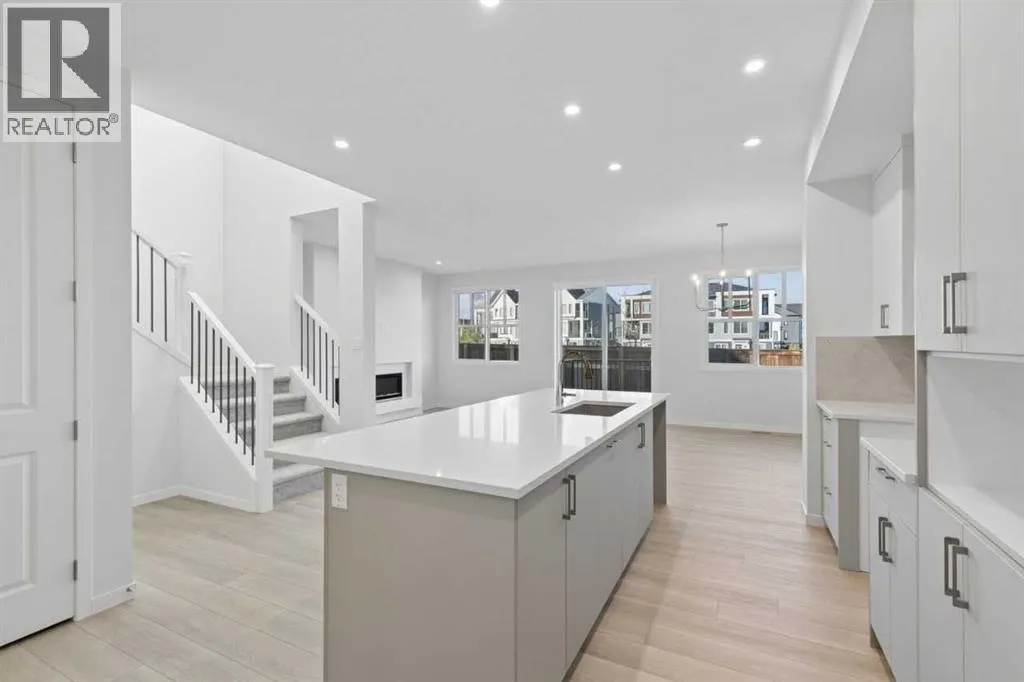 468 Buffaloberry Manor SE