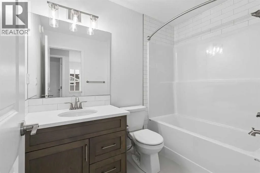 652 Buffaloberry Manor SE