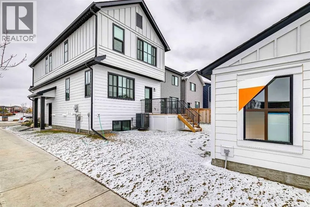 652 Buffaloberry Manor SE