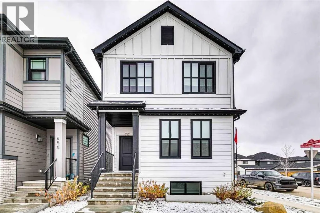 652 Buffaloberry Manor SE