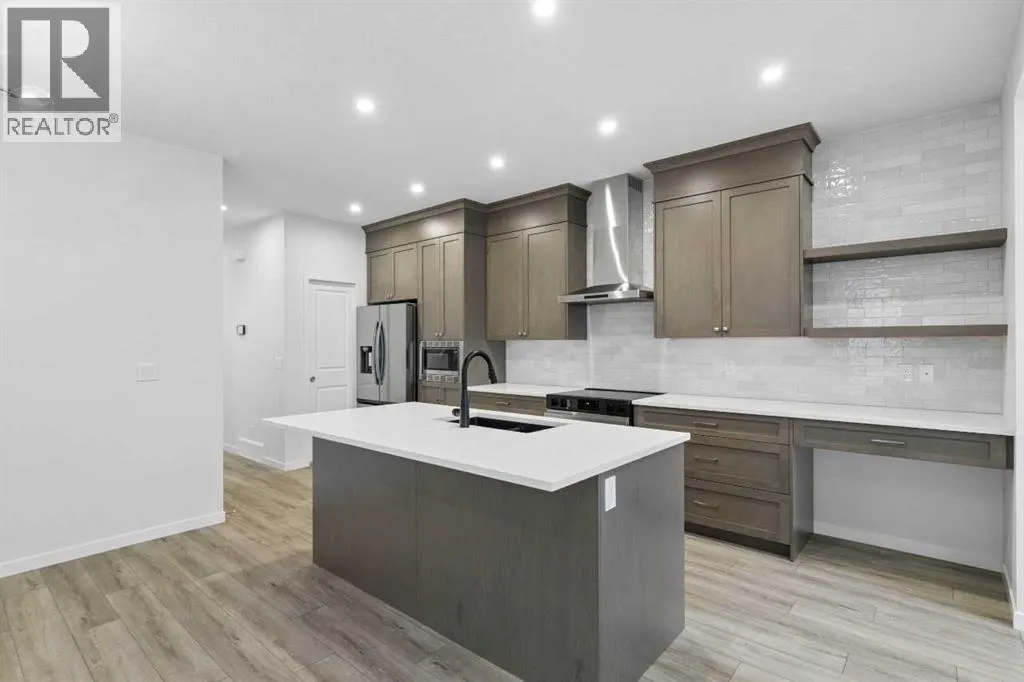 652 Buffaloberry Manor SE