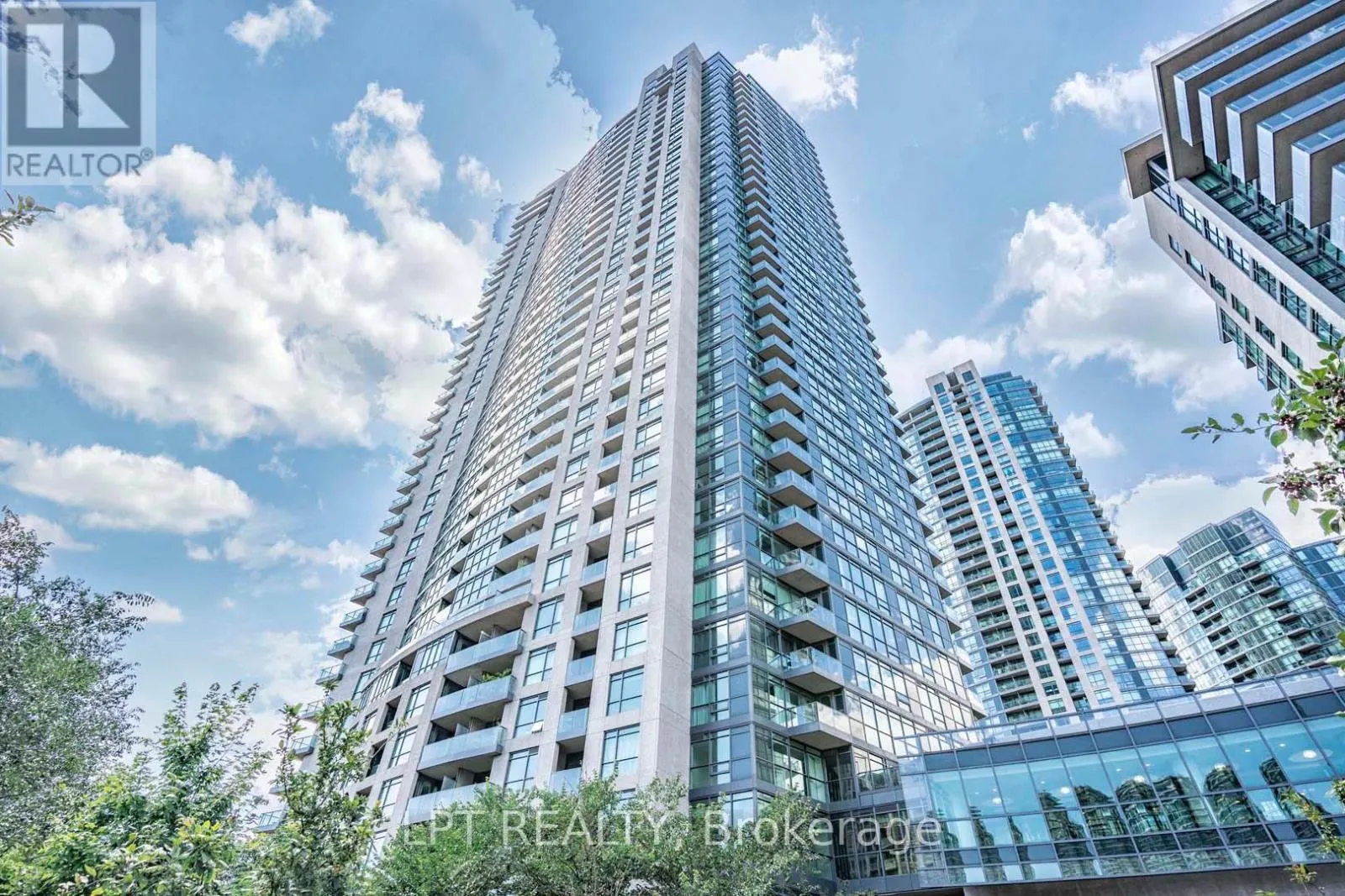 217 - 215 FORT YORK BOULEVARD
