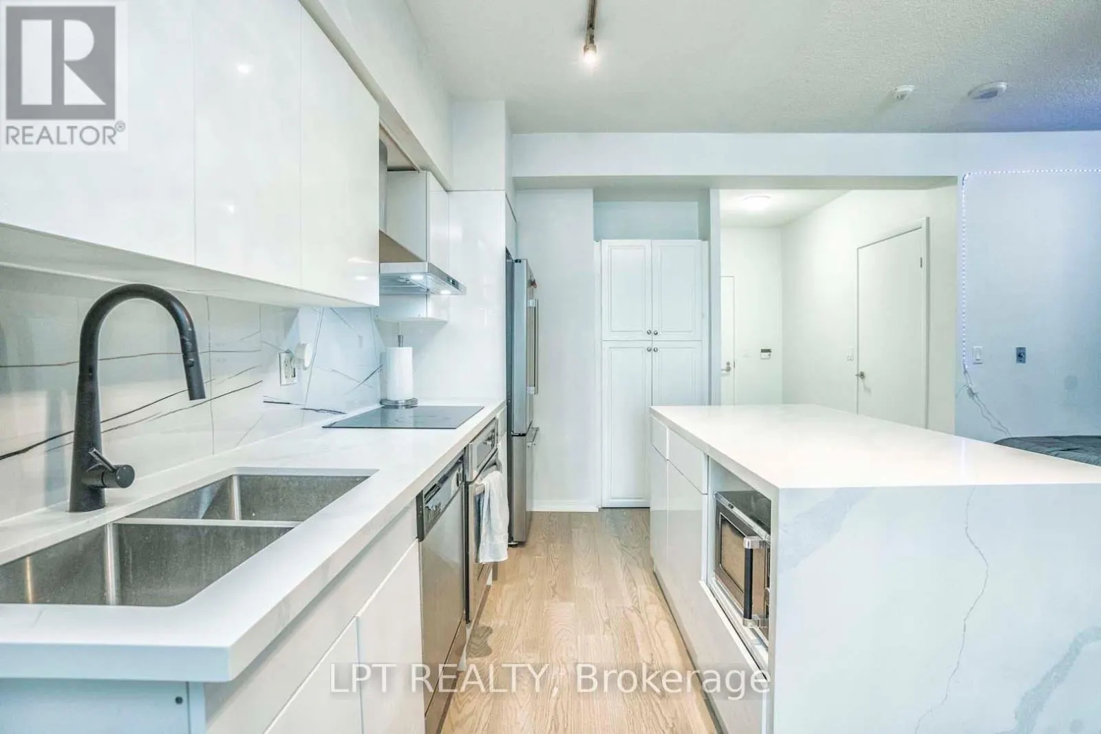 217 - 215 FORT YORK BOULEVARD