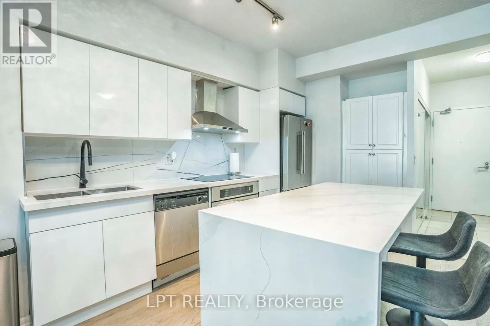 217 - 215 FORT YORK BOULEVARD