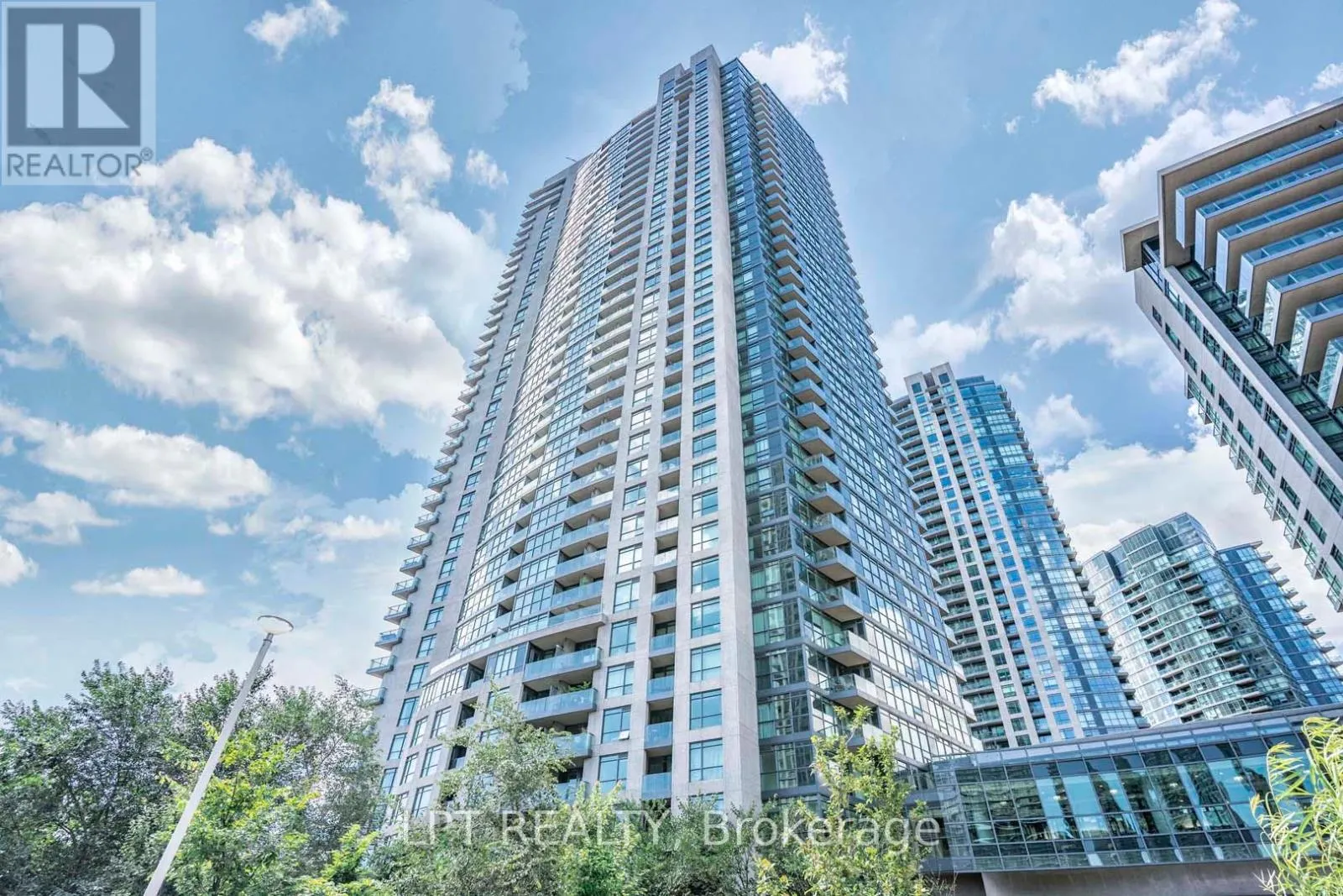 217 - 215 FORT YORK BOULEVARD