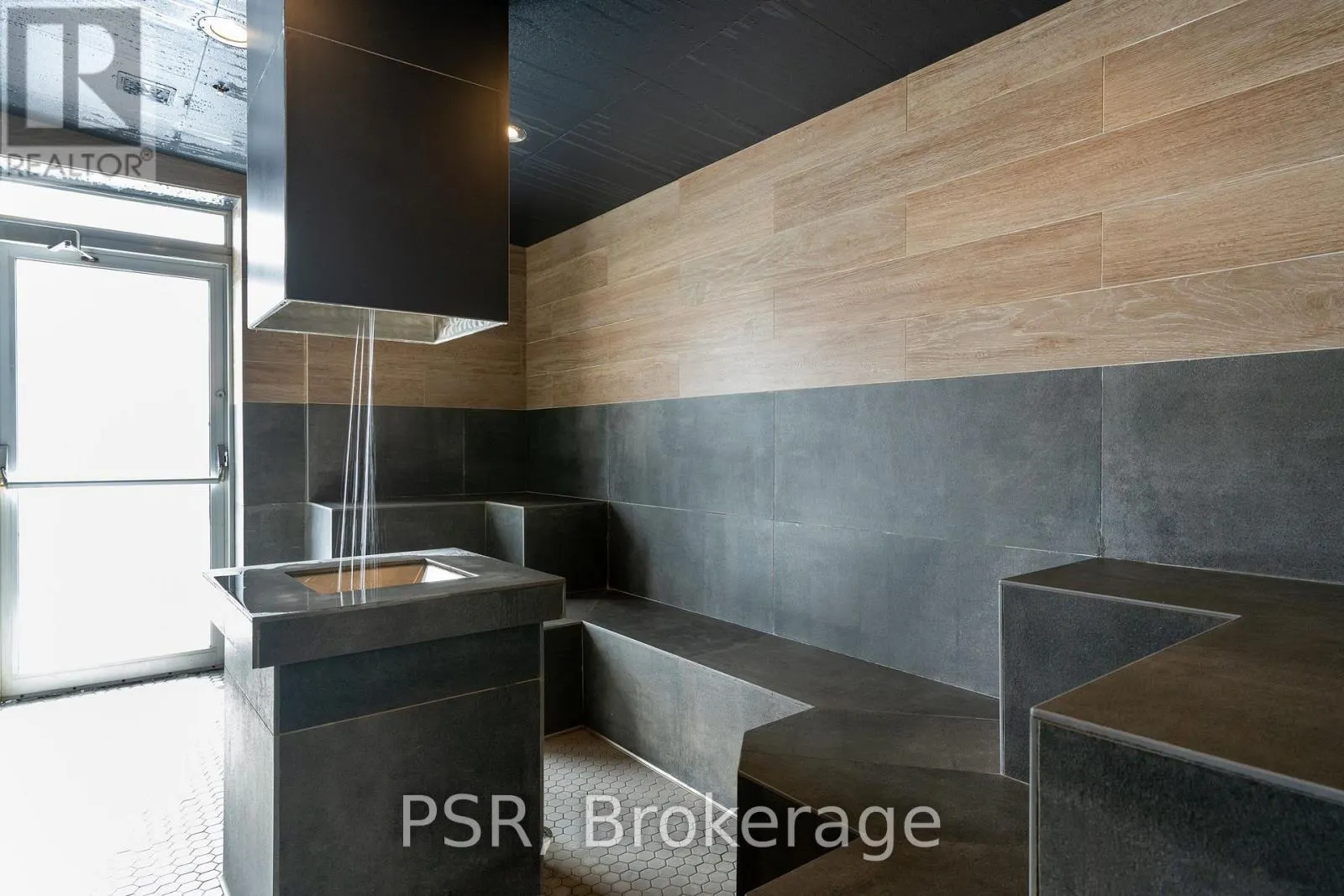 311 - 3018 YONGE STREET