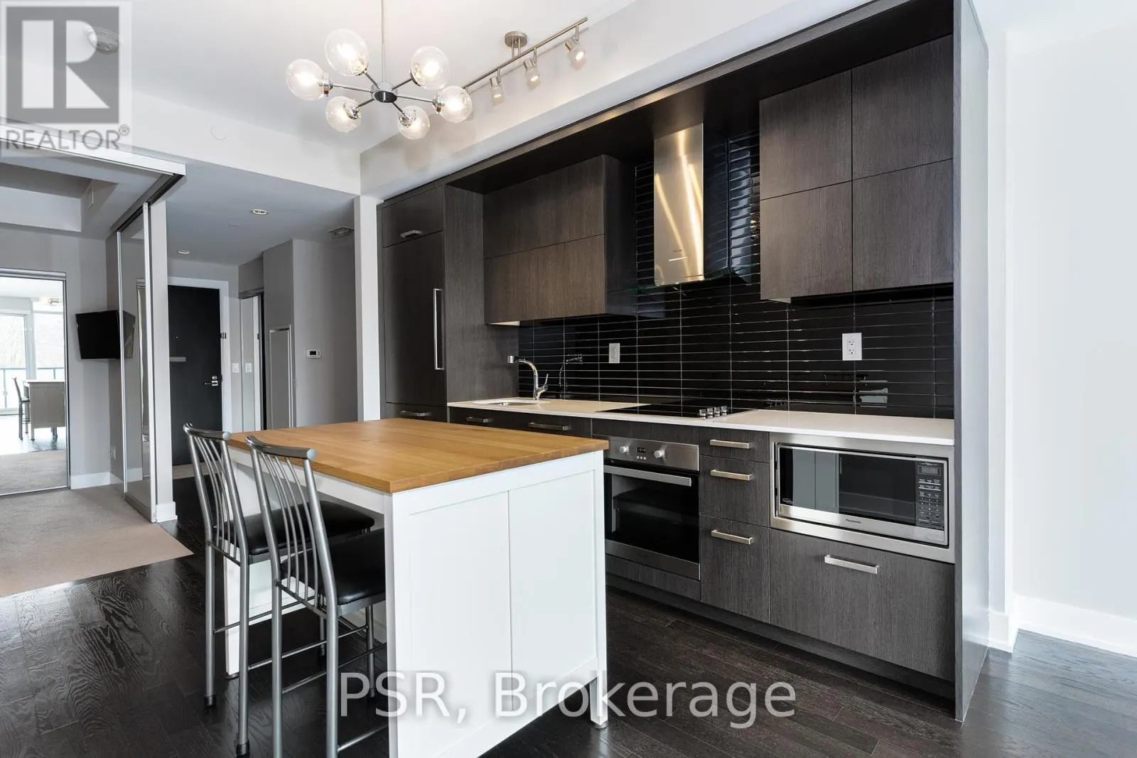 311 - 3018 YONGE STREET
