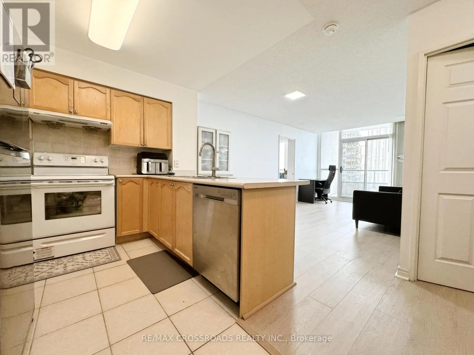 2803 - 23 HOLLYWOOD AVENUE