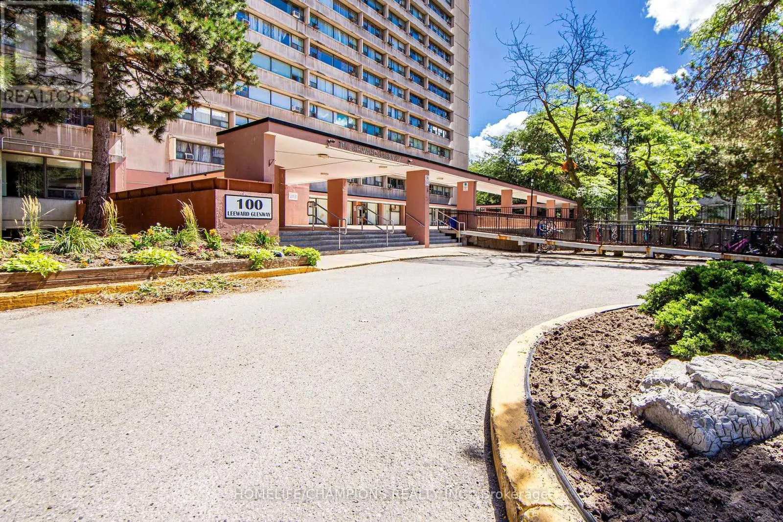 1210 - 100 LEEWARD GLENWAY