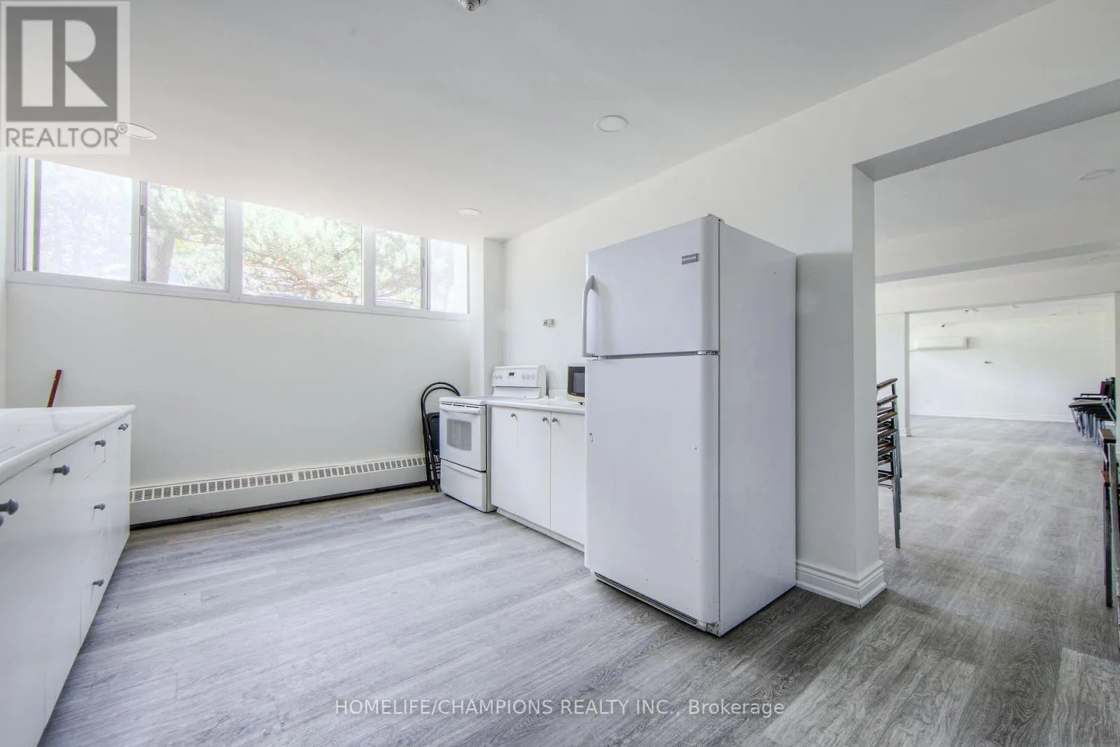 1210 - 100 LEEWARD GLENWAY