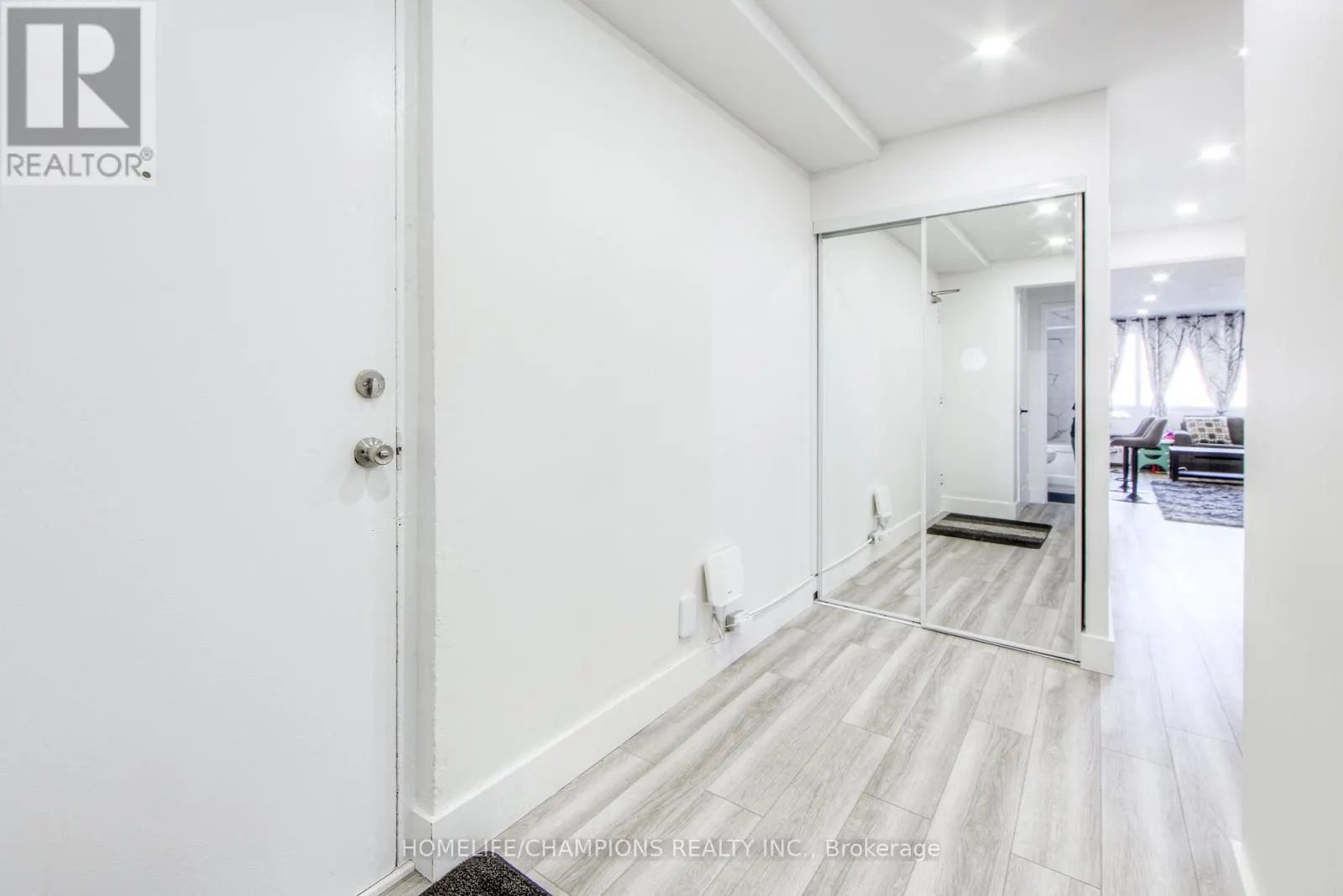 1210 - 100 LEEWARD GLENWAY