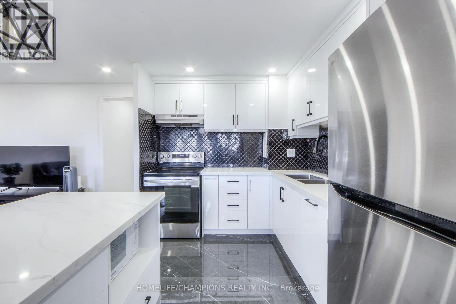 1210 - 100 LEEWARD GLENWAY