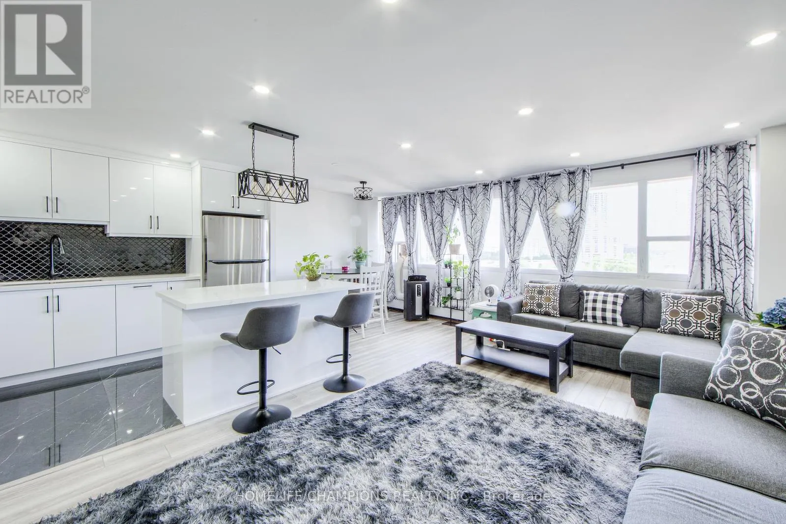 1210 - 100 LEEWARD GLENWAY