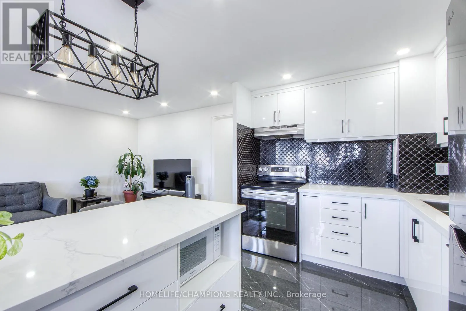 1210 - 100 LEEWARD GLENWAY