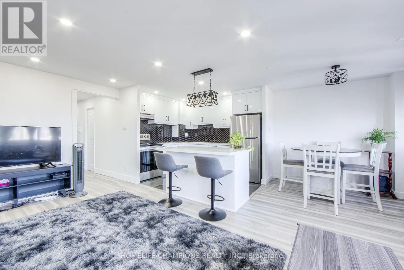 1210 - 100 LEEWARD GLENWAY